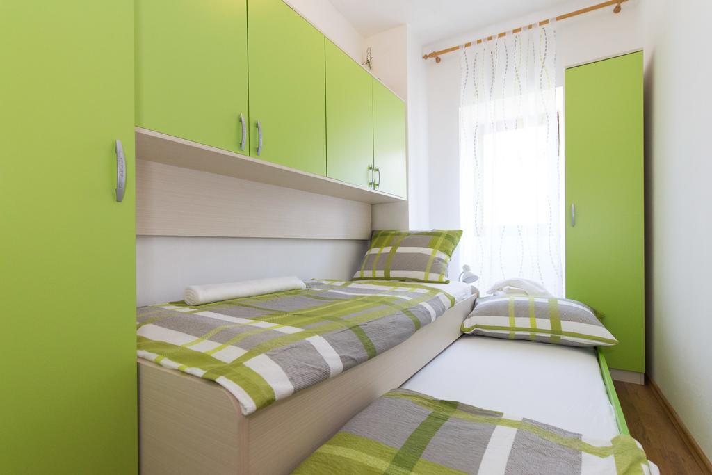Holiday Home Mery By El-Pi Tours Malinska Exterior photo