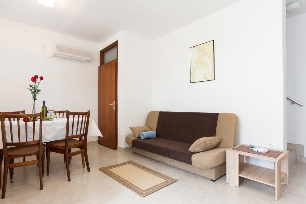 Holiday Home Mery By El-Pi Tours Malinska Exterior photo